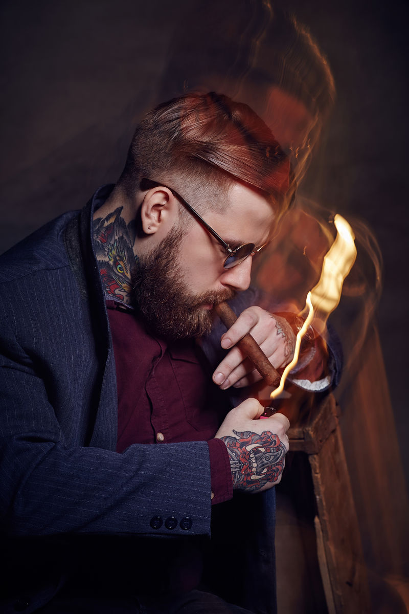 纹身男人霸气图片吸烟图片