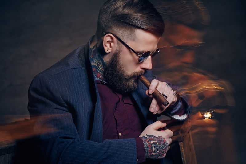 纹身男人霸气图片吸烟图片