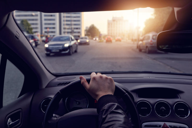 司机走在城市里阳光明媚的街道上