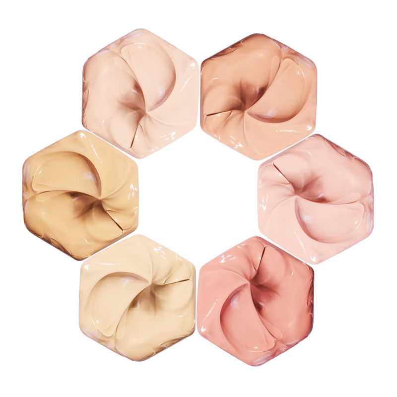 涂抹粉底的脸涂上唇膏液体的化妆品涂片脸红样本白底隔离