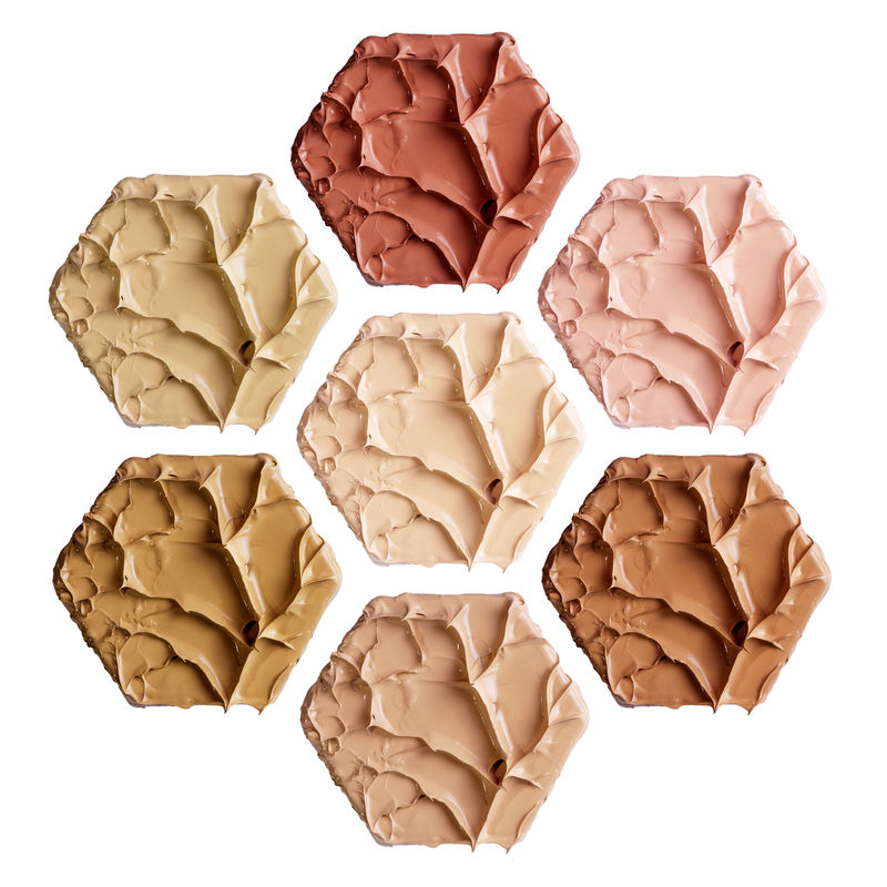 涂抹粉底的脸涂上唇膏液体的化妆品涂片脸红样本白底隔离