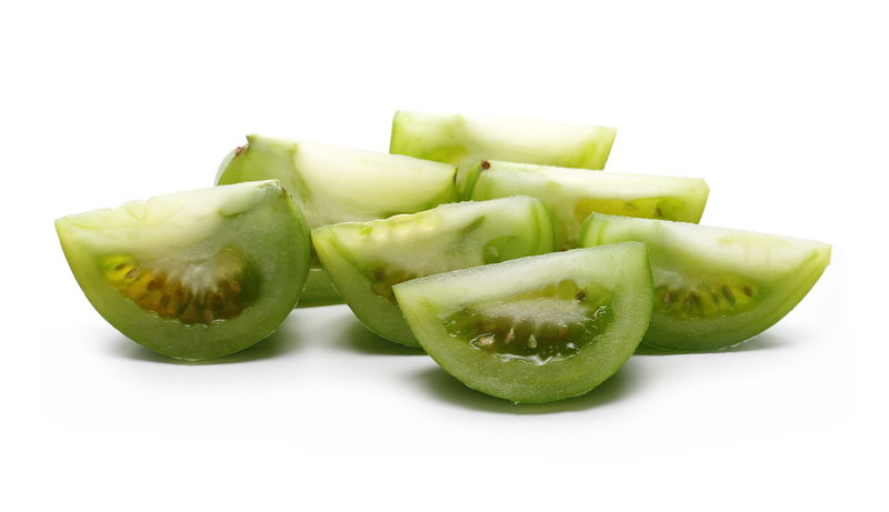 白底鲜绿番茄片