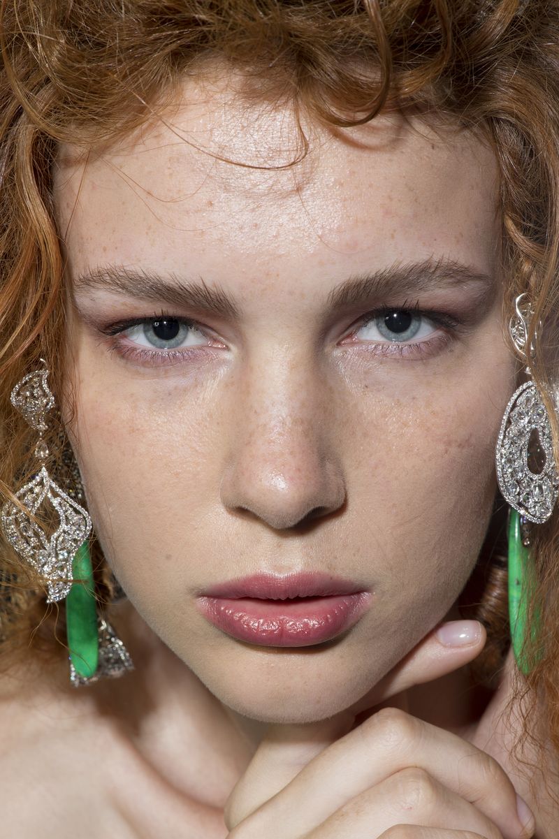 美丽的春天弥补了女人的铜像-美女-金色皮肤-时尚