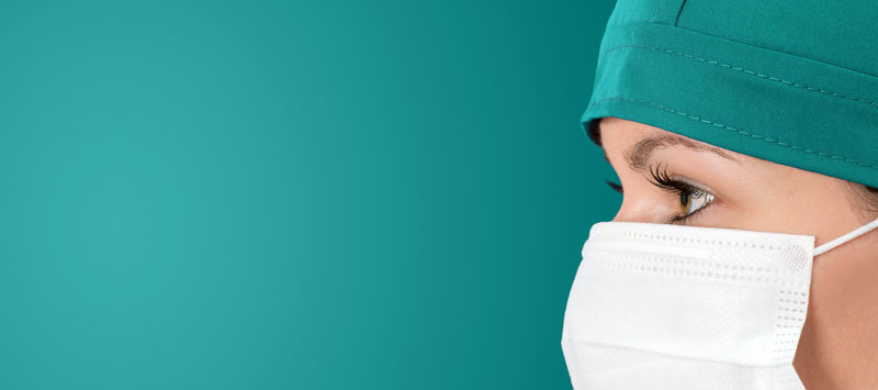 绿色背景女医生