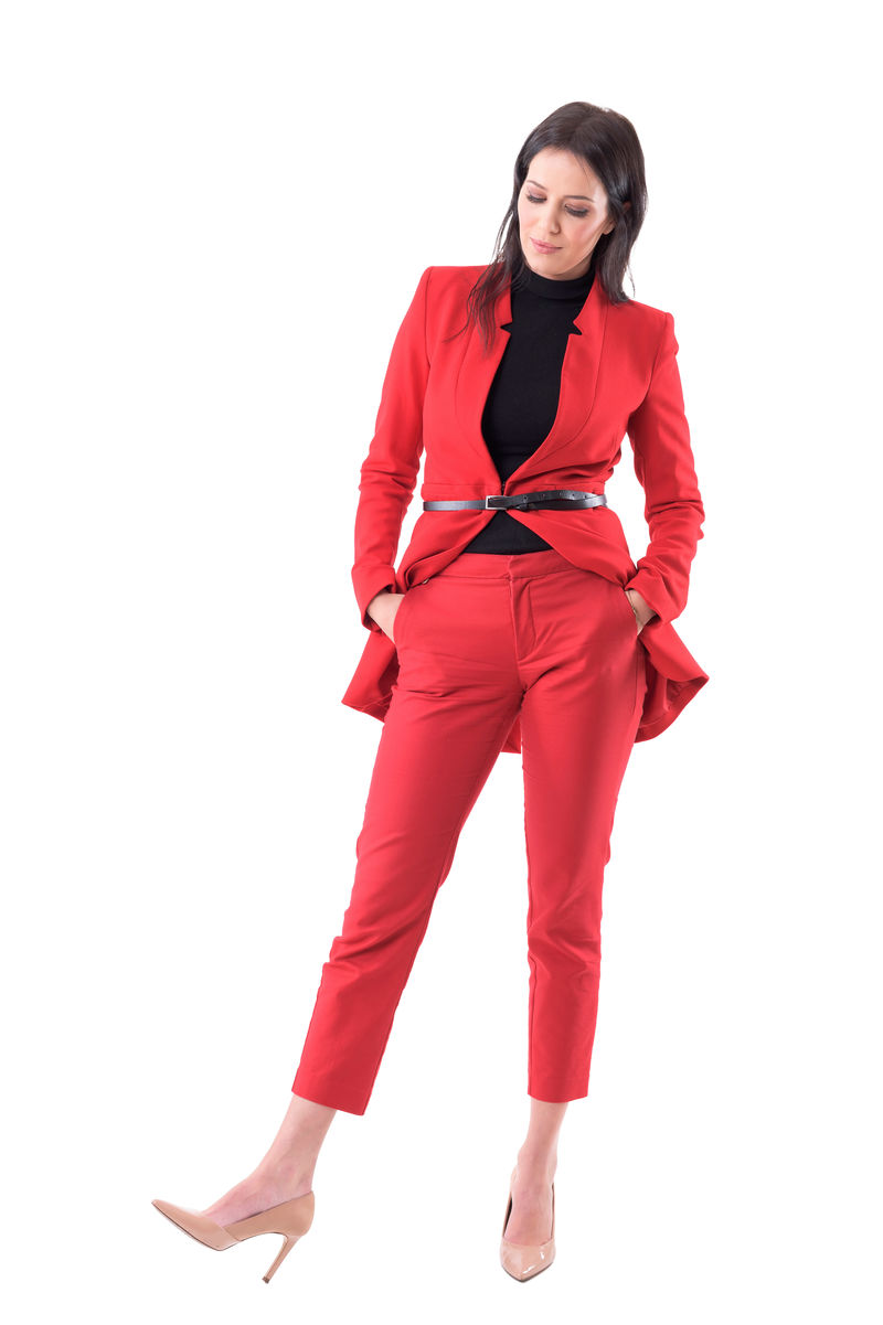 严重不满的年轻女经理手插口袋等着瞧着全身隔离在白色背景上