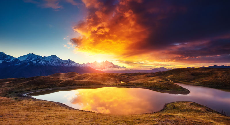 神奇的库尔迪湖乌斯巴山脚下有阴天戏剧性的早晨场景上斯瓦内提梅西亚格鲁吉亚欧洲高加索山脉暖色效果美丽世界