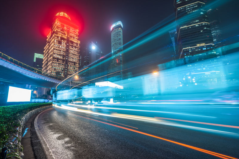 在上海中国城市道路的车辆轻径