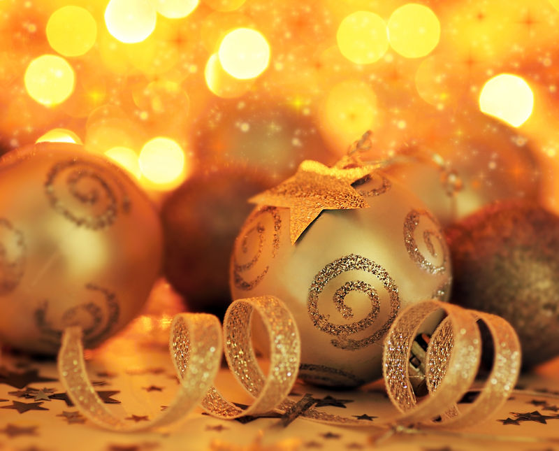 金色假日背景-圣诞树装饰品和抽象散焦灯上的星星装饰