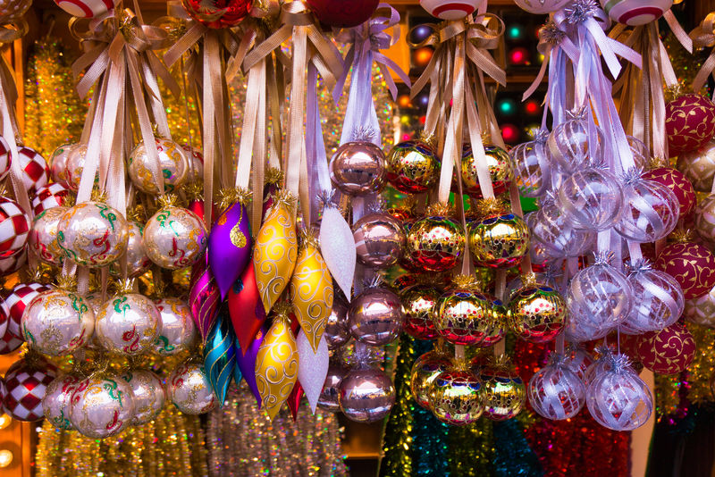 圣诞市场商店和舞会彩色圣诞装饰品