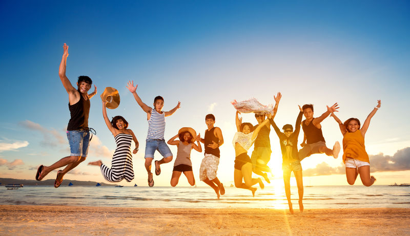 一群朋友在海滩上跳跃