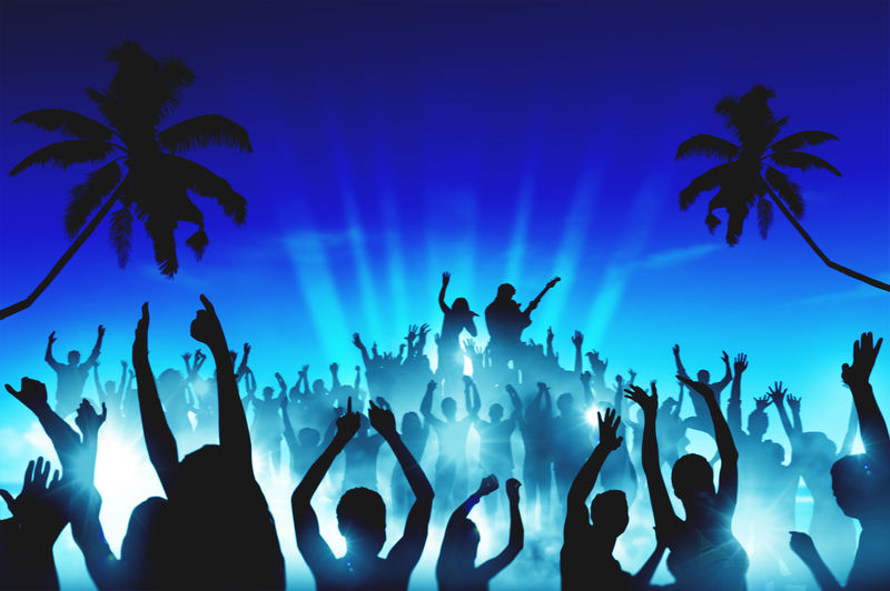 户外音乐会上人们的剪影