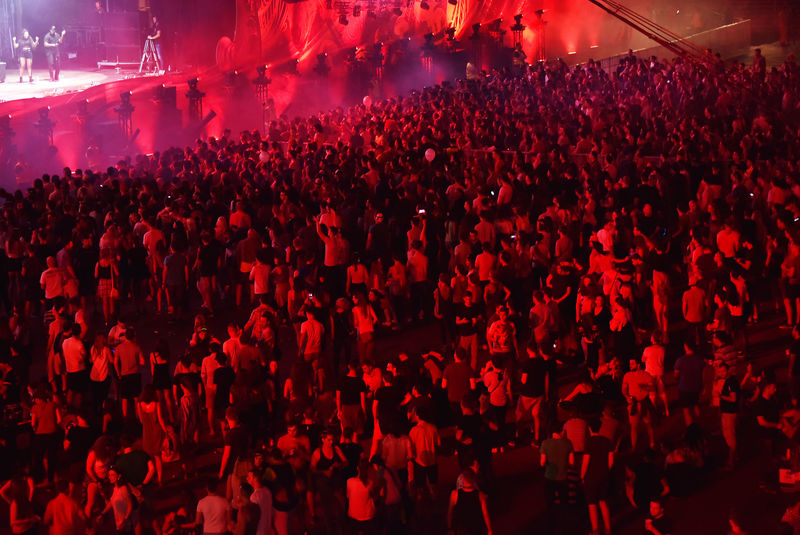 一群人在音乐会上跳舞