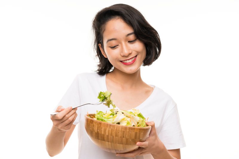 亚洲年轻女子背景孤立配沙拉