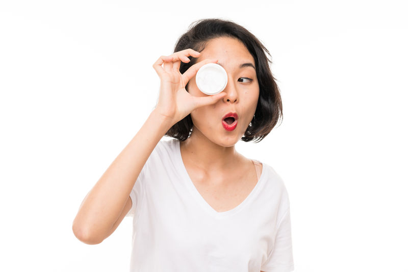 亚洲年轻女性独立背景带润肤霜