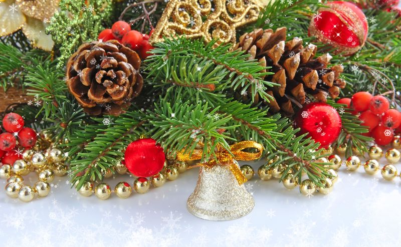 圣诞装饰品的水平视图-白雪中休息-背景为常绿树枝