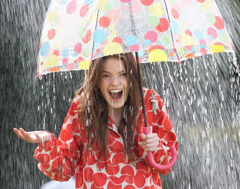 在雨伞下避雨的少女下雨女的