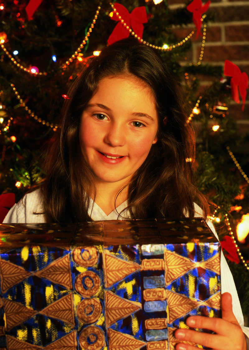 年轻的微笑女孩-穿着红衣-被礼品盒惊艳