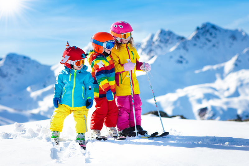 孩子在山上滑雪-滑雪学校的孩子-儿童冬季运动-阿尔卑斯山的家庭圣诞假期-孩子们学习下坡滑雪-男孩和女孩的高山滑雪课-户外雪的乐趣