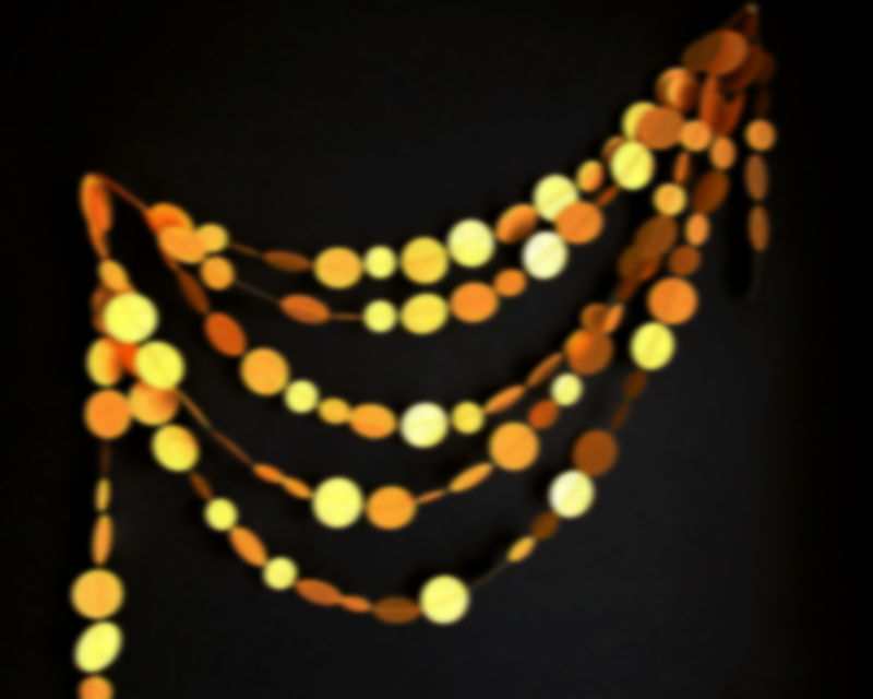 夜晚模糊背景中的模糊灯光