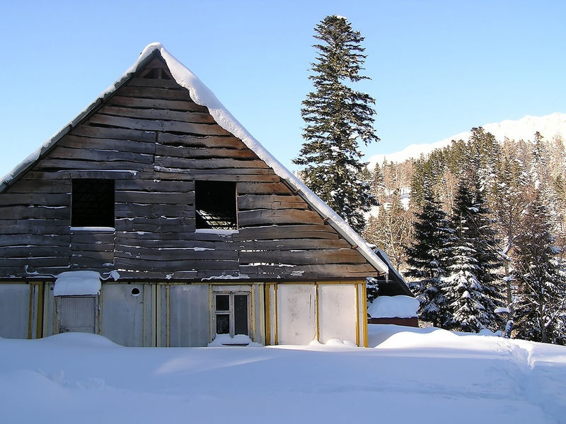 芬兰拉普兰的一个度假胜地-树木间浪漫的白雪覆盖的小木屋