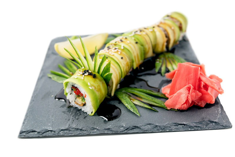 白色背景下的寿司