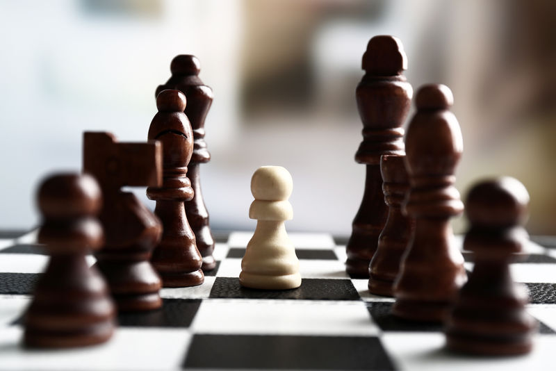 浅色背景下的棋子棋盘