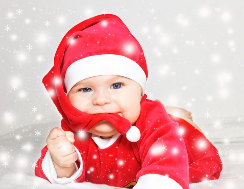 可爱的婴儿微笑着戴着白色背景的圣诞帽