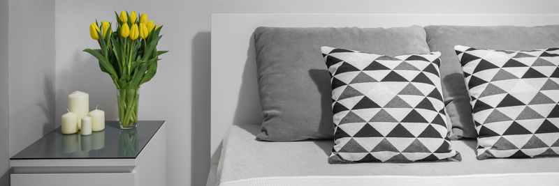 卧室里的黄色郁金香