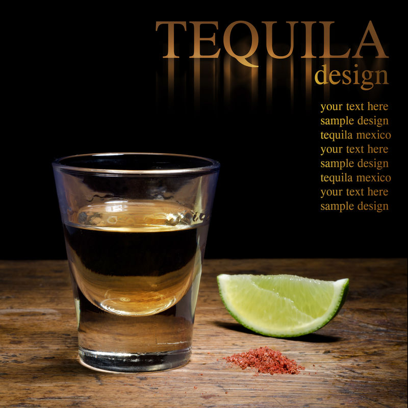 在复古背景上用石灰和盐制成的龙舌兰酒