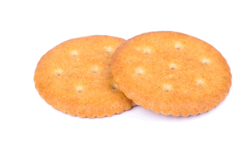 两块白底咸饼干