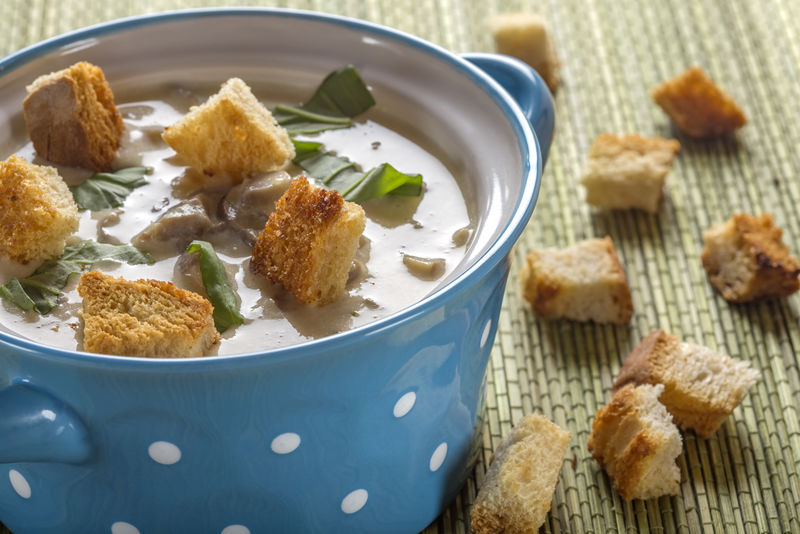 陶瓷碗奶油蘑菇汤