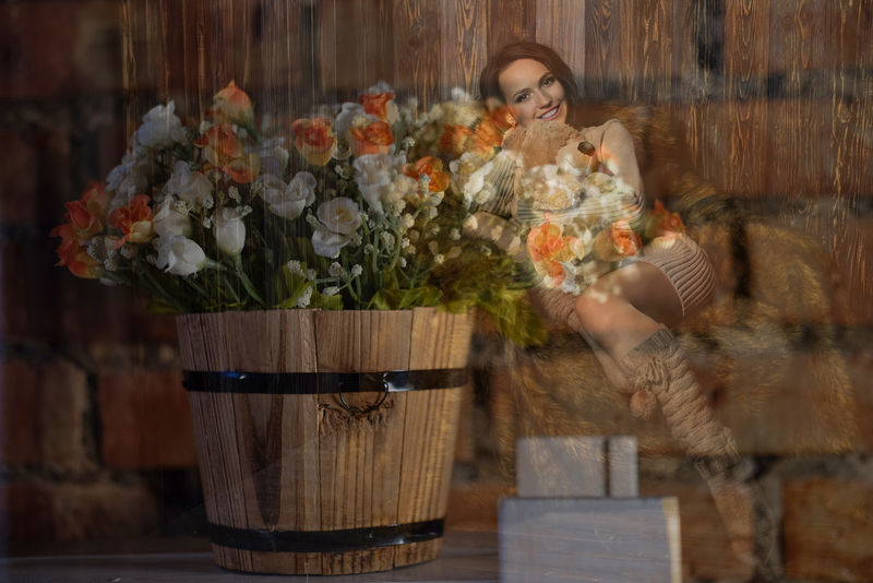 穿着暖膝袜子和毛衣的可爱女孩穿着泰迪熊