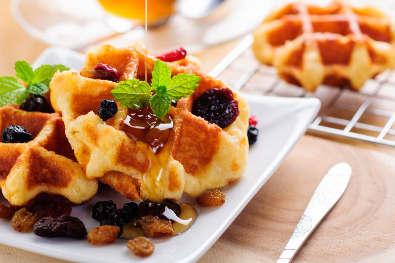 蜂蜜浇在新鲜的华夫饼和干果上