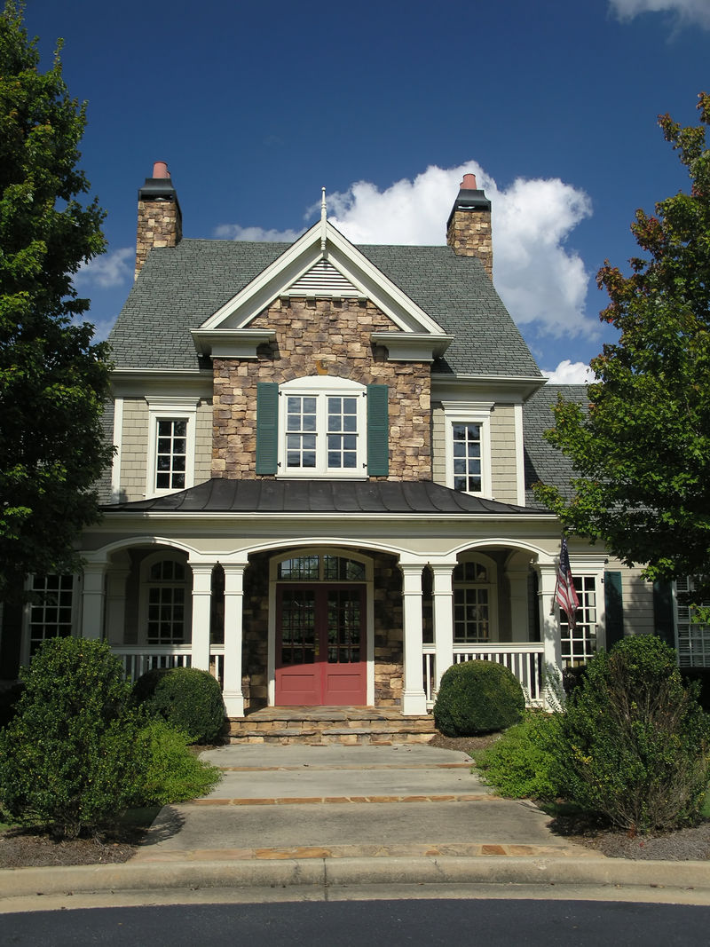 蓝色天空衬托下的豪华家居外观