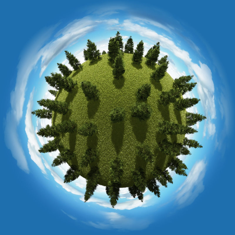 蓝色天空上稀疏的松林植被和云的微型行星