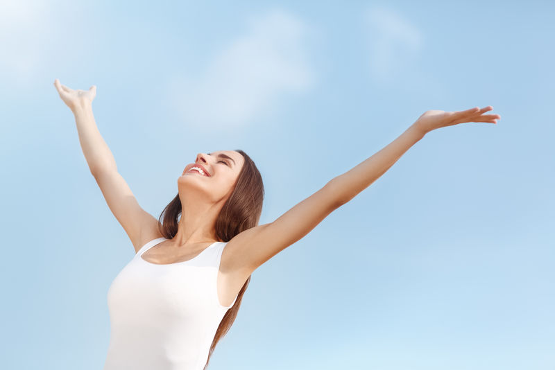 美丽的年轻女子张开双手享受暑假暑假概念