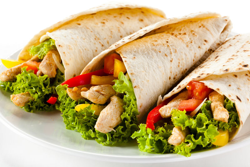 沙瓦玛；烤羊肉串面包圈与酸奶-泡菜-洋葱-茄子和西红柿在乡村白漆乡村木桌