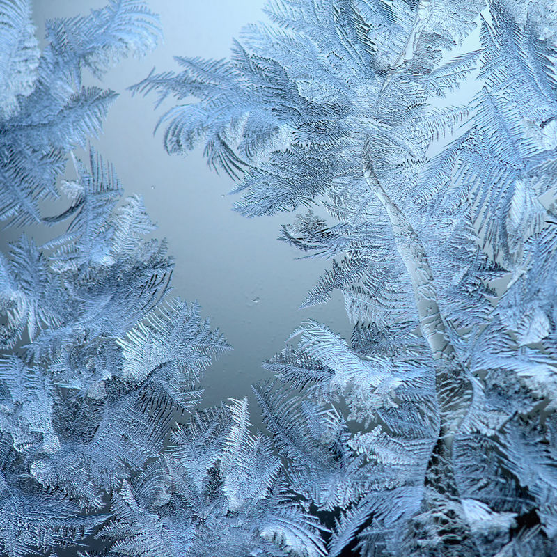 冬季窗户玻璃上的磨砂原始图案-自然纹理