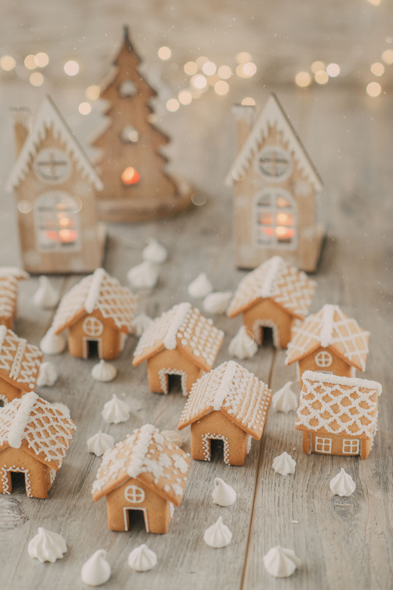 白色背景下的雪景圣诞节姜饼房屋