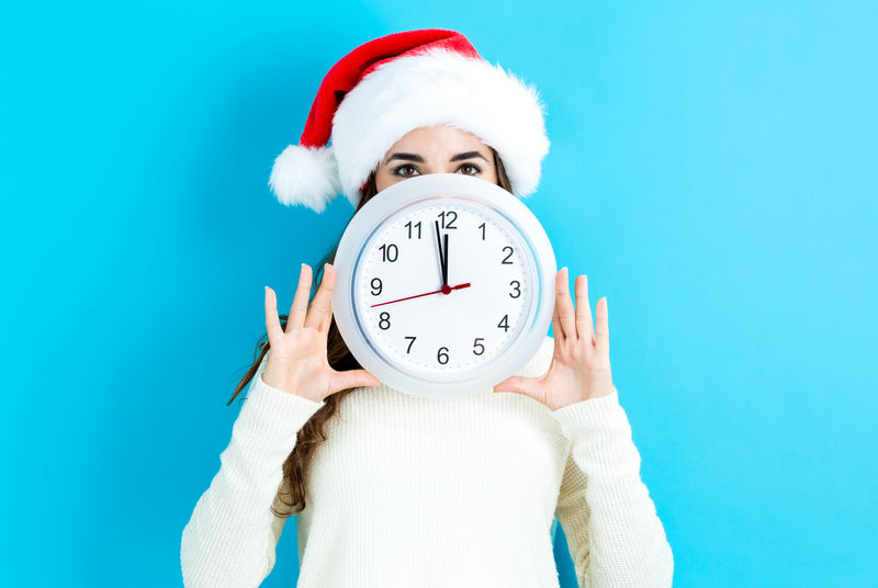 女子抱钟显示近12