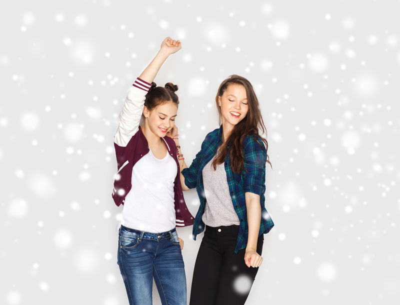 快乐的微笑漂亮的少女跳舞