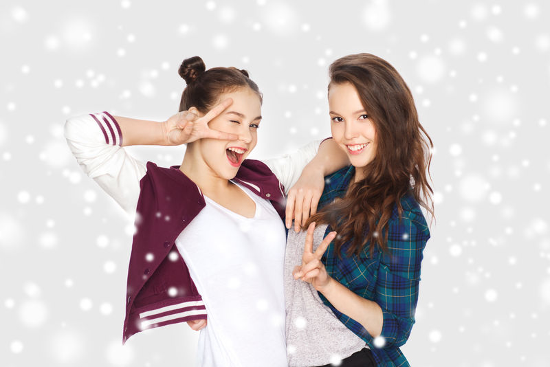 快乐美丽的少女展示和平手语