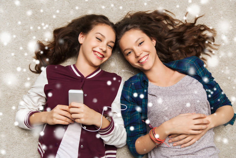 在智能手机上听音乐的十几岁女孩