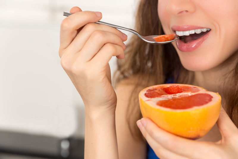 吃健康葡萄柚的女人