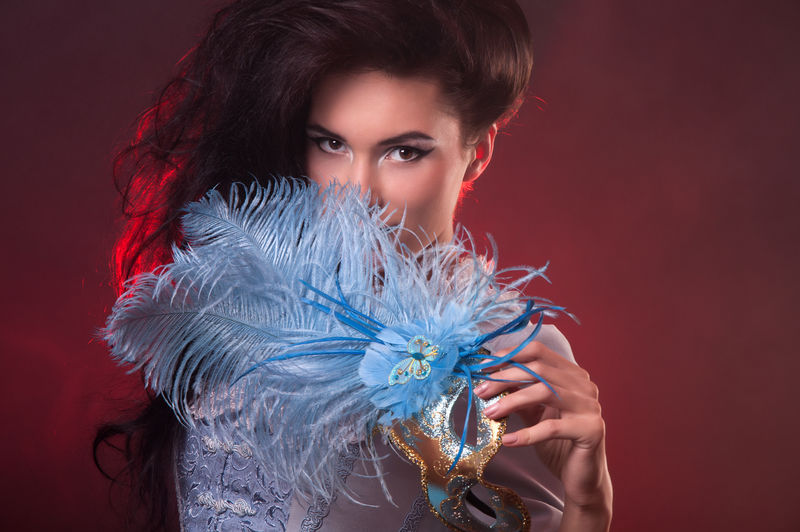 万圣节戴威尼斯面具的吸血鬼女人贵族高加索人