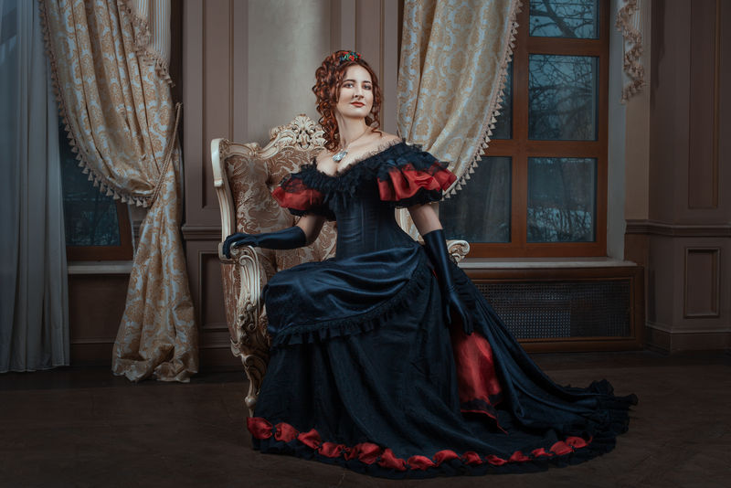 穿着维多利亚式连衣裙的女人