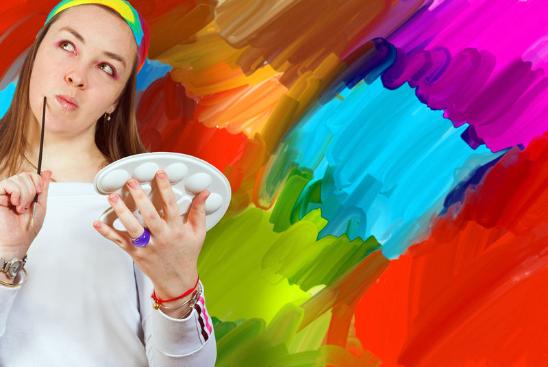 艺术家在她的画前思考想法