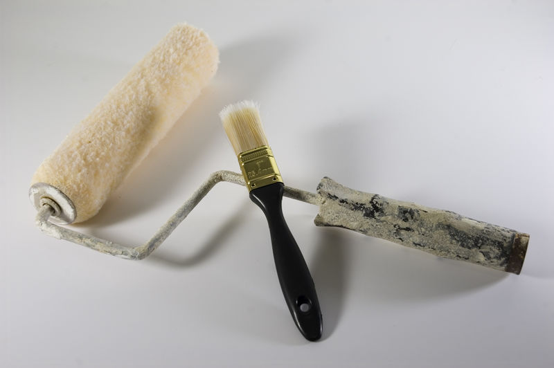 油漆辊和刷子在一起