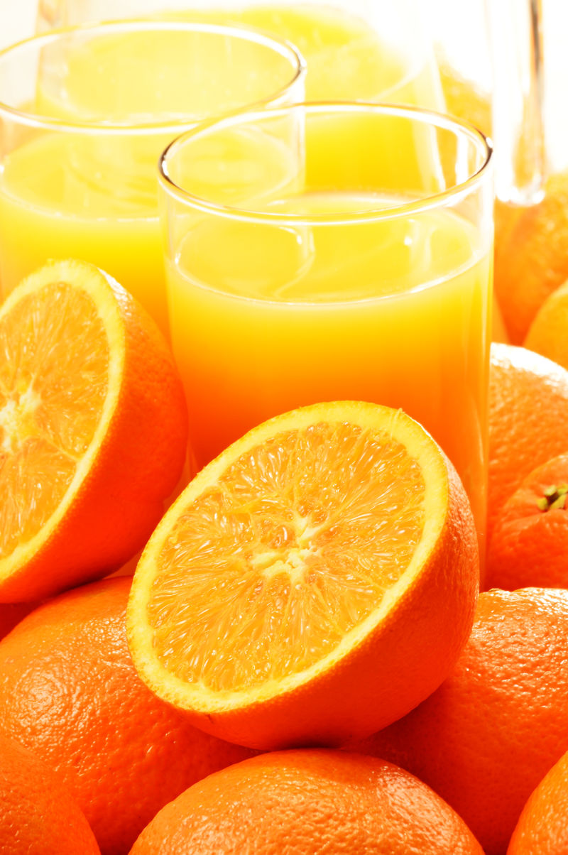 两杯橙汁和水果的混合物