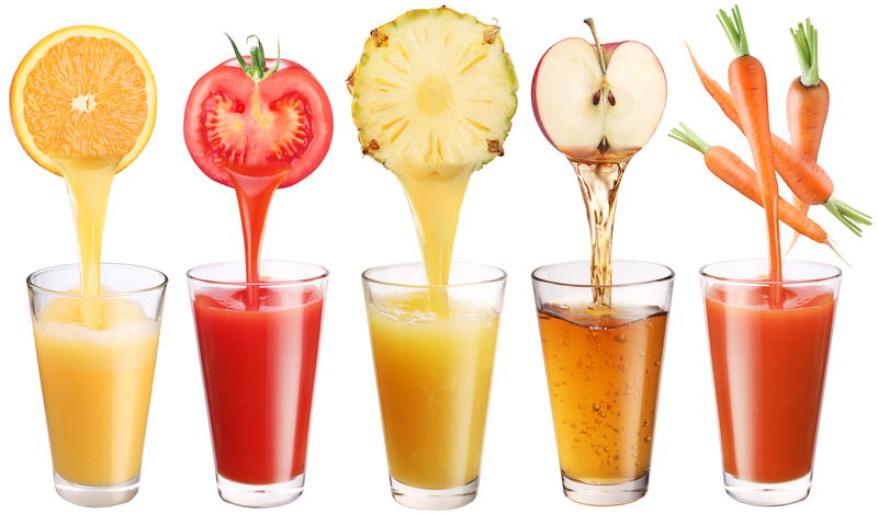 概念形象-新鲜果汁从水果和蔬菜中倒出